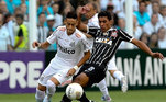 Neymar, atacante do Santos, é marcado pelo volante Paulinho, que defende o Corinthians