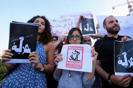 Libaneses e sírios participam de uma manifestação contra a interferência militar do Hezbollah na Síria
