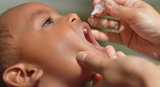 No Brasil, crianças com menos de um ano não recebem vacina de vírus vivo