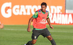 Paulinho em treino da seleção brasileira