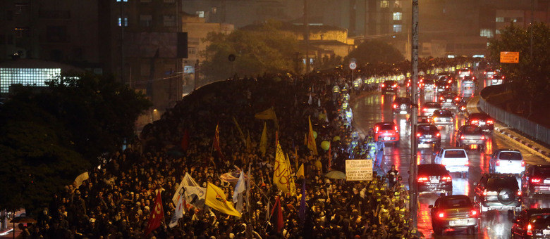 Manifestantes caminham em direção ao centro de São Paulo durante protesto contra passagem de ônibus