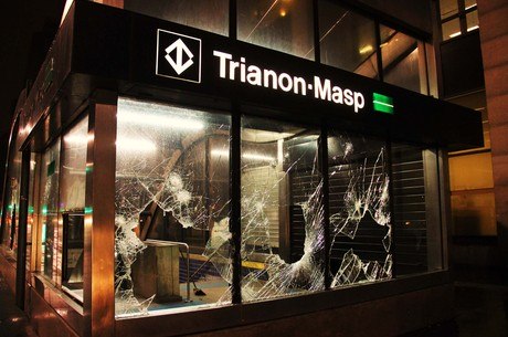 Vidros da estação Trianon-Masp foram quebrados durante protesto
