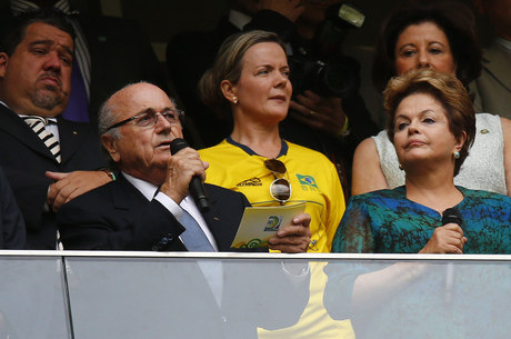 Dilma e Blatter foram vaiados no estádio Mané Garrincha, em Brasília