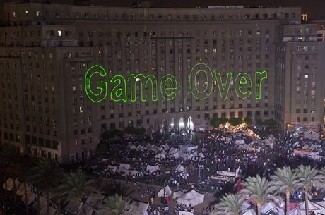 Manifestantes contrários ao presidente Mursi projetaram o termo "Game Over" ("O jogo acabou", em tradução livre) em um dos prédios do Cairo, na última terça-feira (2)

