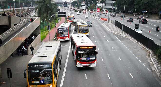 Ônibus municipais de São Paulo; sistema perdeu 5% dos passageiros