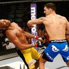 Em 2013, ao brincar na frente de Chris Weidman, o brasileiro Anderson Silva foi nocauteado e perdeu o cinturão no UFC 162