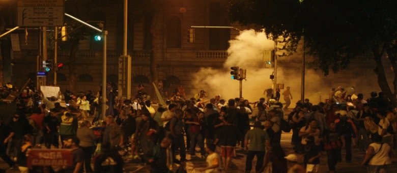 Polícia utilizou bombas de gás lacrimogêneo para dispersar manifestantes 