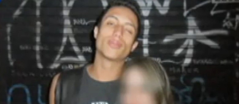 Jovem foi espancado dentro do metrô em São Paulo. Ele está em coma com várias fraturas pelo corpo
