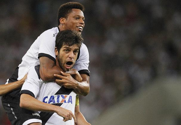 Juninho faz gesto de organizada do Vasco para torcida do Flamengo