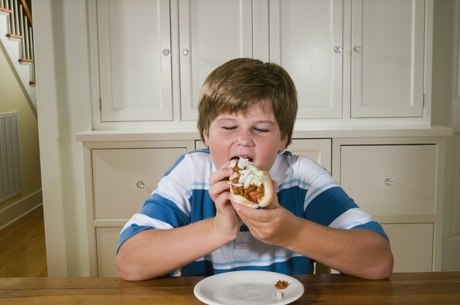 O sobrepeso em crianças aumenta as chances de diabetes e hipertensão