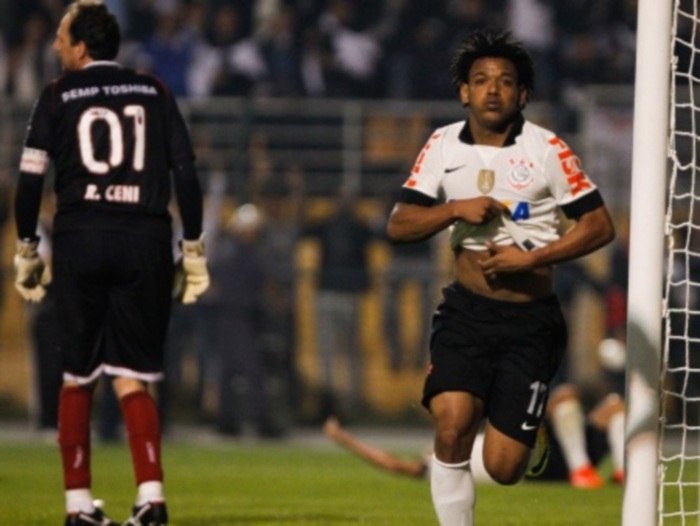 Corinthians ainda é zoado por 'torneio de verão' 15 anos após a conquista  do título - Fotos - R7 Futebol