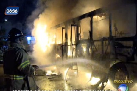 Três ônibus que circulam na Penha foram incendiados por moradores do Parque Proletário