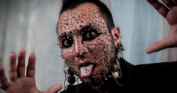 Por dor de amor, argentino coloca 280 piercings no rosto - Fotos - R7