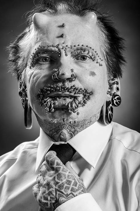 Conheça a vida bizarra do homem com mais piercings do mundo - Fotos