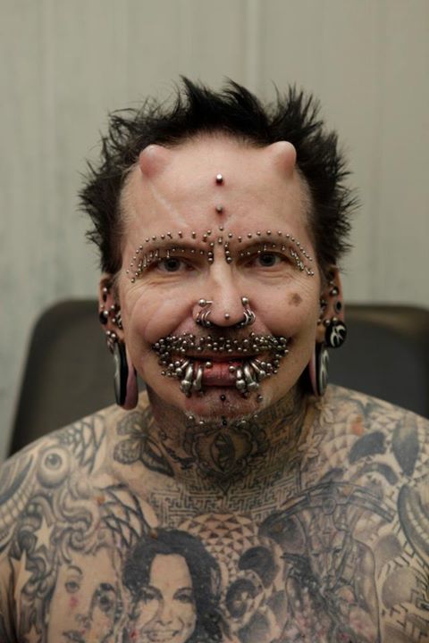 Conheça a vida bizarra do homem com mais piercings do mundo - Fotos