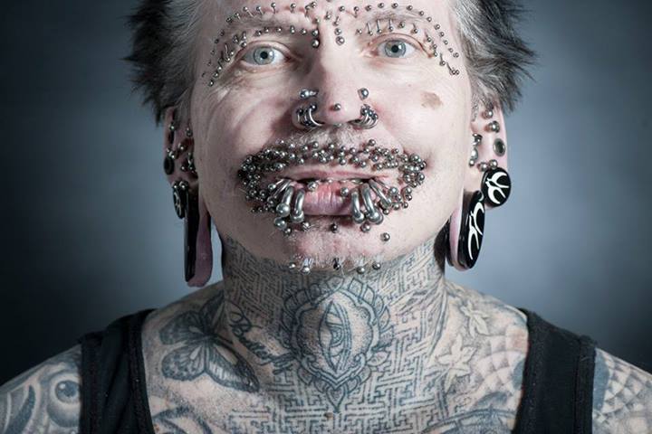 Conheça a vida bizarra do homem com mais piercings do mundo - Fotos