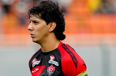 Zagueiro Victor Ramos defendeu o Vitória em 2016