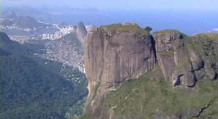 Homem caiu após saltar de wingsuit na Pedra da Gávea