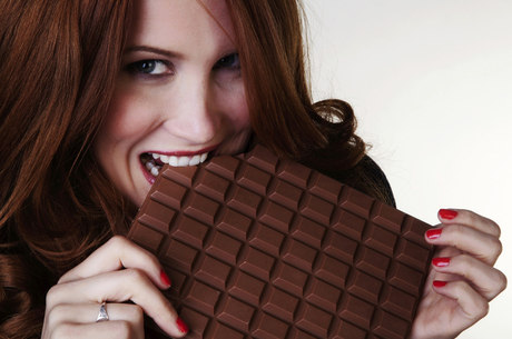 mulher comendo chocolate diabetes