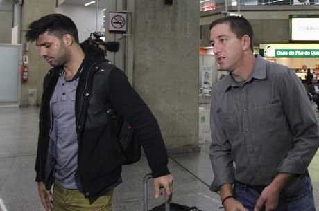 David Miranda no aeroporto com o jornalista norte-americano Glenn Greenwald
