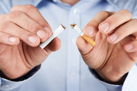 Empresas estão preocupadas com o tempo desperdiçado com cigarro e muitas vezes preferem contratar não fumantes