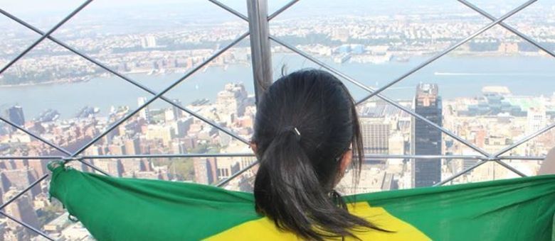 Marina Shinzato passou um ano estudando nos Estados Unidos, o terceiro destino mais procurado por brasilienses. Na foto, ela está olhando a Ilha de Manhattan, em New York