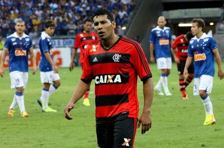 André Santos faz homenagem ao aniversário da mulher, e torcedores do  Flamengo reclamam em post - Flamengo - Extra Online