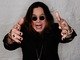 Ozzy OsbourneDurante um show em La Plata, na Argentina, o vocalista do Black Sabbath exibiu por engano no palco uma bandeira do Brasil. O público argentino respondeu com vaias. Mandou mal, hein, Ozzy?&nbsp;