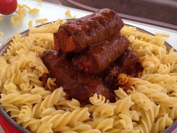 TerÃ§a-feira: Bife a rolÃªIngredientes4 colheres (sopa) de azeite1 kg de lagarto cortado em bifesSal a gosto2 abobrinhas em tiras2 cenouras em tiras2 xÃ­caras de vagem1 pimentÃ£o amarelo em tiras1 pimentÃ£o vermelho em tiras3 dentes de alho picados1 xÃ­cara de cebola picadaÂ½ xÃ­cara de vinho tinto2 cubos de caldo de feijÃ£oCarne de Panela2 folhas de louro1 Â½ xÃ­cara de molho de tomateÃgua suficiente para cozinharPimenta a gostoModo de preparoTemperar os bifes com sal e pimenta.Abrir cada bife e colocar as tiras de abobrinha, vagem cenoura e pimentÃ£o. Enrolar os bifes e prender com palitos. Numa panela de pressÃ£o, aquecer o azeite e dourar os bifes. Em seguida, acrescentar o alho e depois a cebola. Adicionar o vinho, o molho de tomate, o louro, e os cubos de caldo de feijÃ£o. Deixar refogar um pouco mais. Regar com a Ã¡gua e cozinhar sob pressÃ£o atÃ© a carne ficar macia