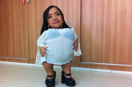 Medindo apenas 71 centímetros e cheia de graça, Rafinha é eleita a anã