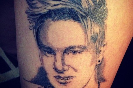 Fã de Luan Santana tatua rosto do cantor