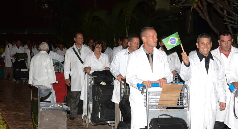 Médicos cubanos do Programa Mais Médicos na chegada ao Brasil, em 2018
