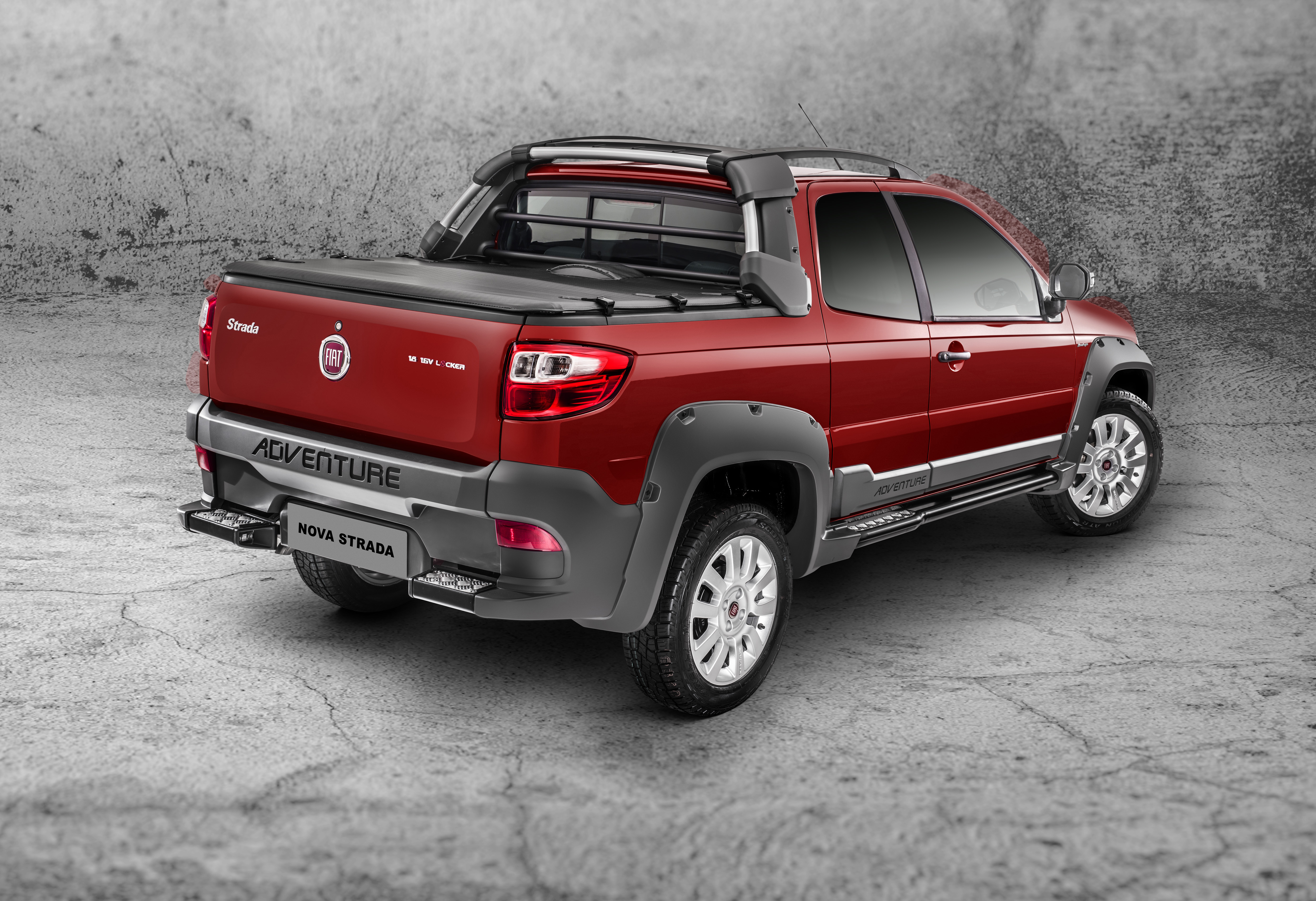 Sucesso nas lojas, Fiat Strada chega à linha 2015 com opção de teto ...