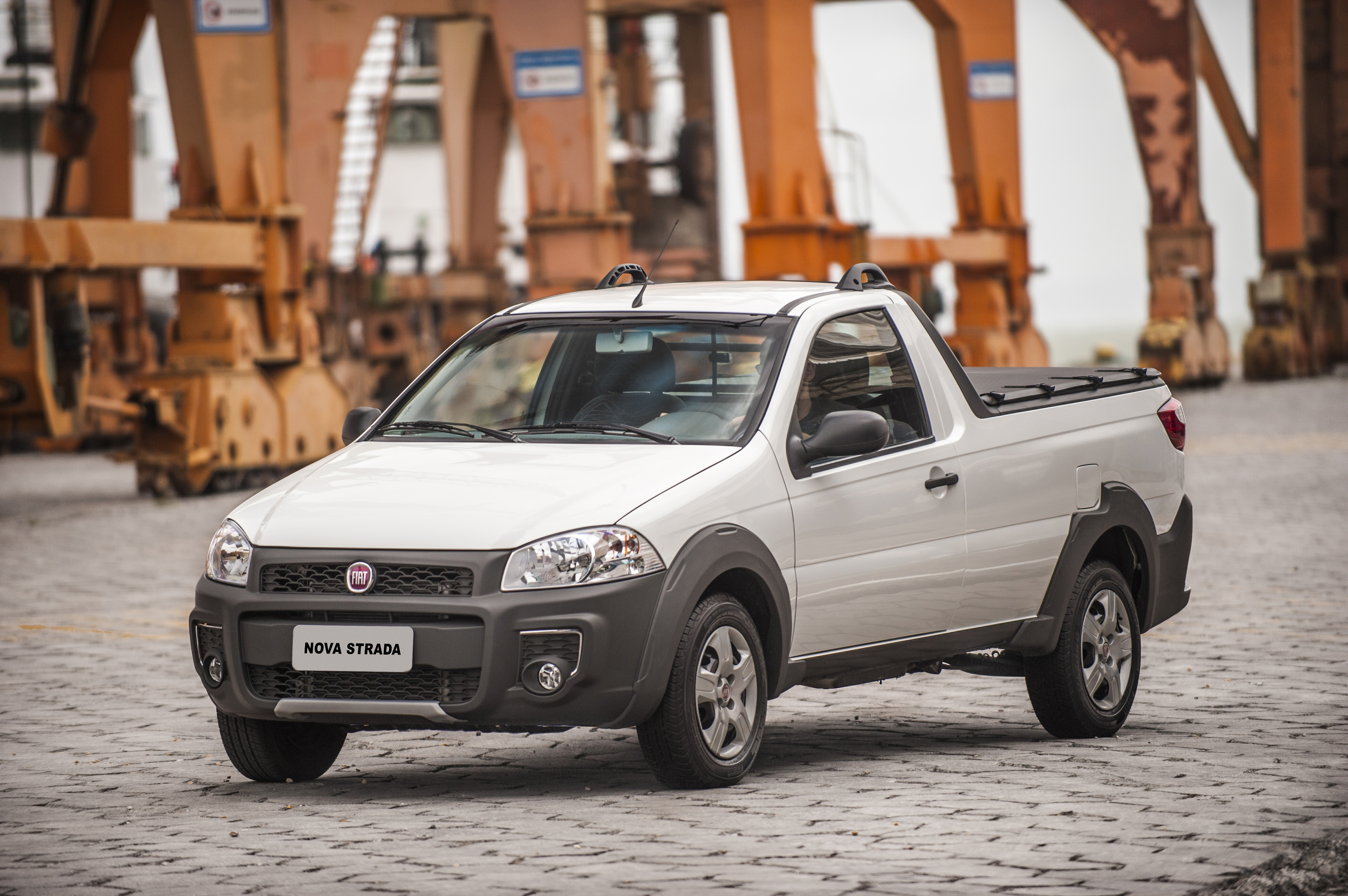 Sucesso nas lojas, Fiat Strada chega à linha 2015 com opção de teto ...