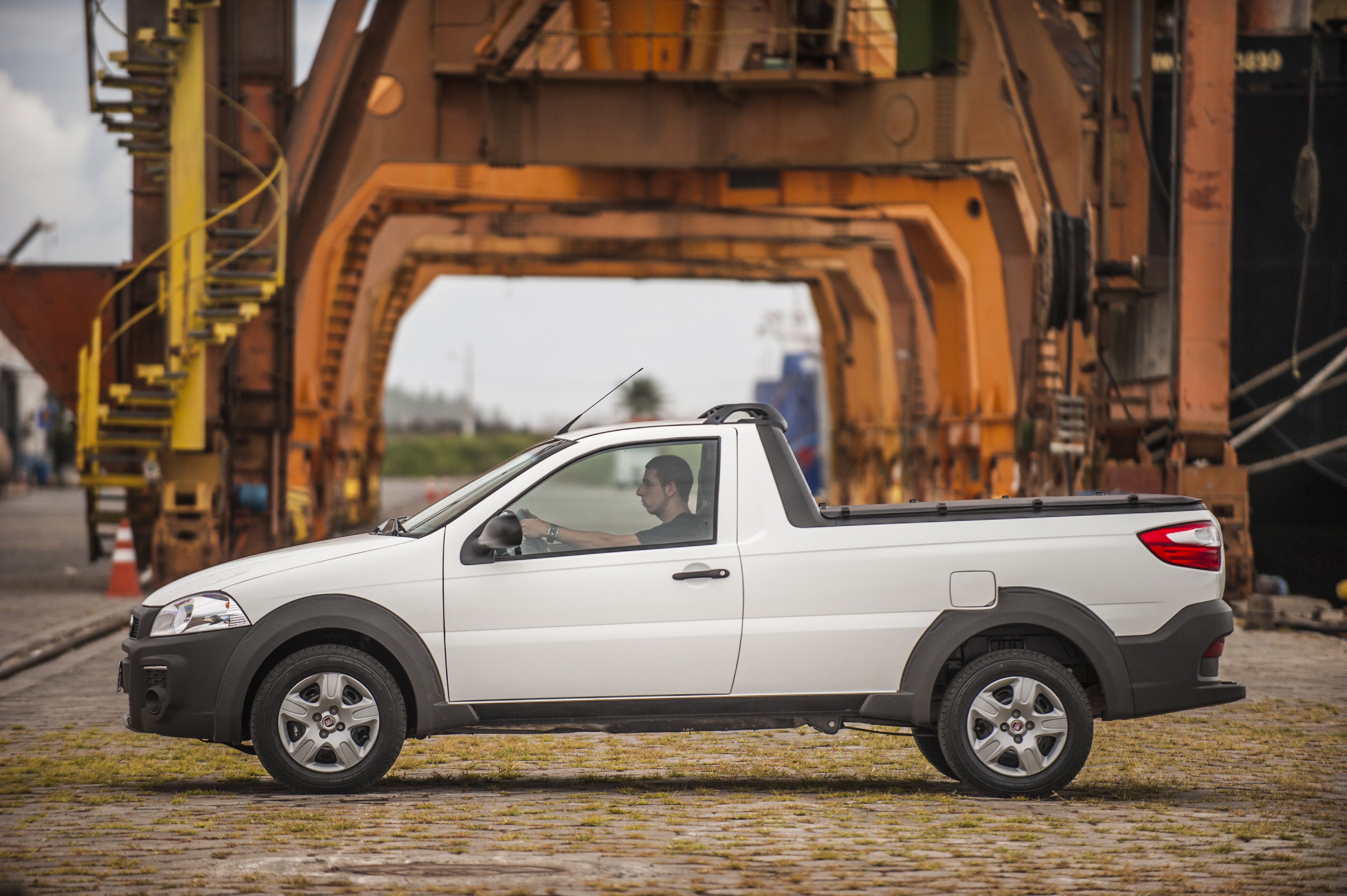 Sucesso Nas Lojas Fiat Strada Chega à Linha 2015 Com Opção De Teto