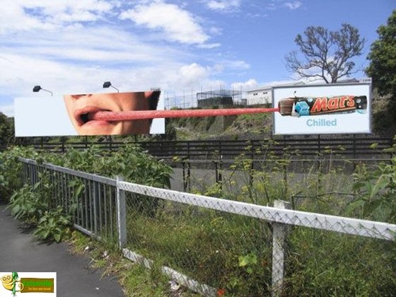 Outdoor de publicidade com jogo de futebol ao vivo