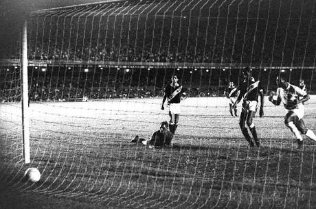 Pelé foi buscar a bola após marcar o gol