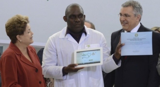 Dilma, mÃ©dico cubano e Alexandre Padilha durante lanÃ§amento do Mais MÃ©dicos