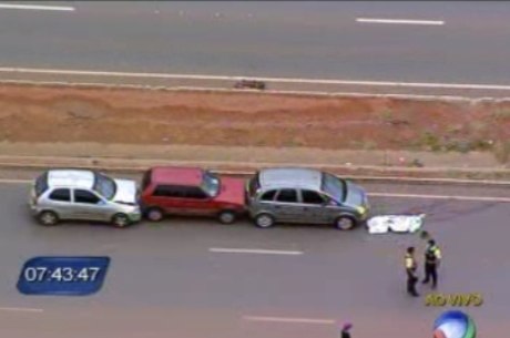 Corpo da vítima foi arremessado para o canteiro central da rodovia