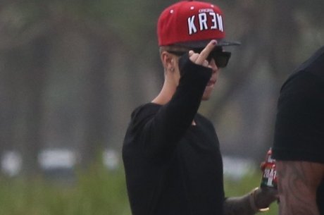 Justin Bieber mostrou o dedo do meio para fotógrafos
