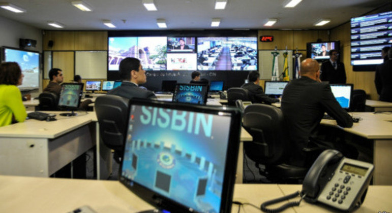 Servidores da Abin em sala do órgão, em Brasília