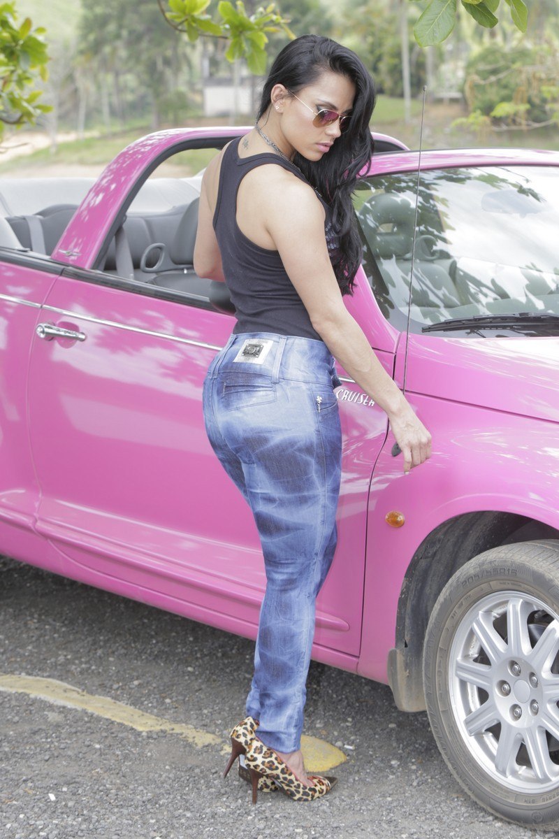 Penélope Charmosa, ex-BBB Kelly Medeiros fotografa em carro rosa ...