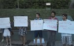 Manifestantes protestam contra a prisão de mensaleiros na frente da sede da Polícia Federal em SP
