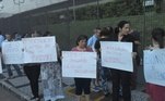 Manifestantes protestam contra a prisão de mensaleiros na frente da sede da Polícia Federal em SP
