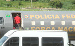 Marcos Valério, condenado no esquema do Mensalão, embarca no avião da Polícia Federal no Aeroporto da Pampulha, em Belo Horizonte