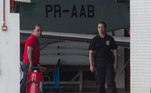 Marcos Valério (camisa vermelha), operador do ensalão, chega ao Aeroporto Internacional Presidente Juscelino Kubitschek, em Brasília