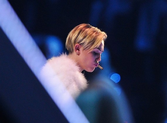 Justin Bieber é flagrado com cigarro suspeito em festa