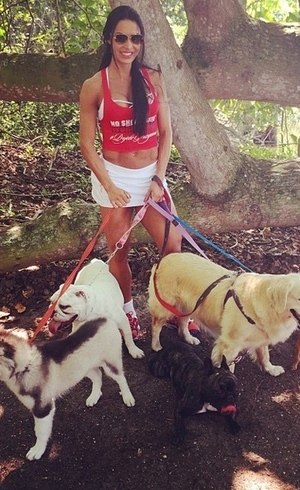Gracyanne troca Belo por cachorrada