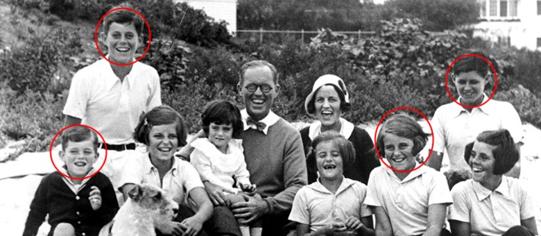 Foto de 1931 mostra a família Kennedy reunida. No destaque, os quatros membros que tiveram morte trágica: Bobby, JFK, Kathleen e Joseph Jr. 