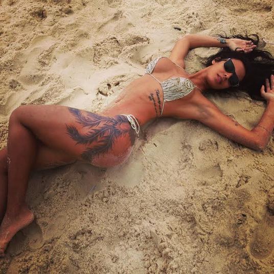  peoa Lorena Bueri tem um corpo maravilhoso, de tirar o fôlego, mas não foi muito feliz com a tatuagem escolhida. De certo ângulo, parece que a modelo tem algas desenhadas na coxa
